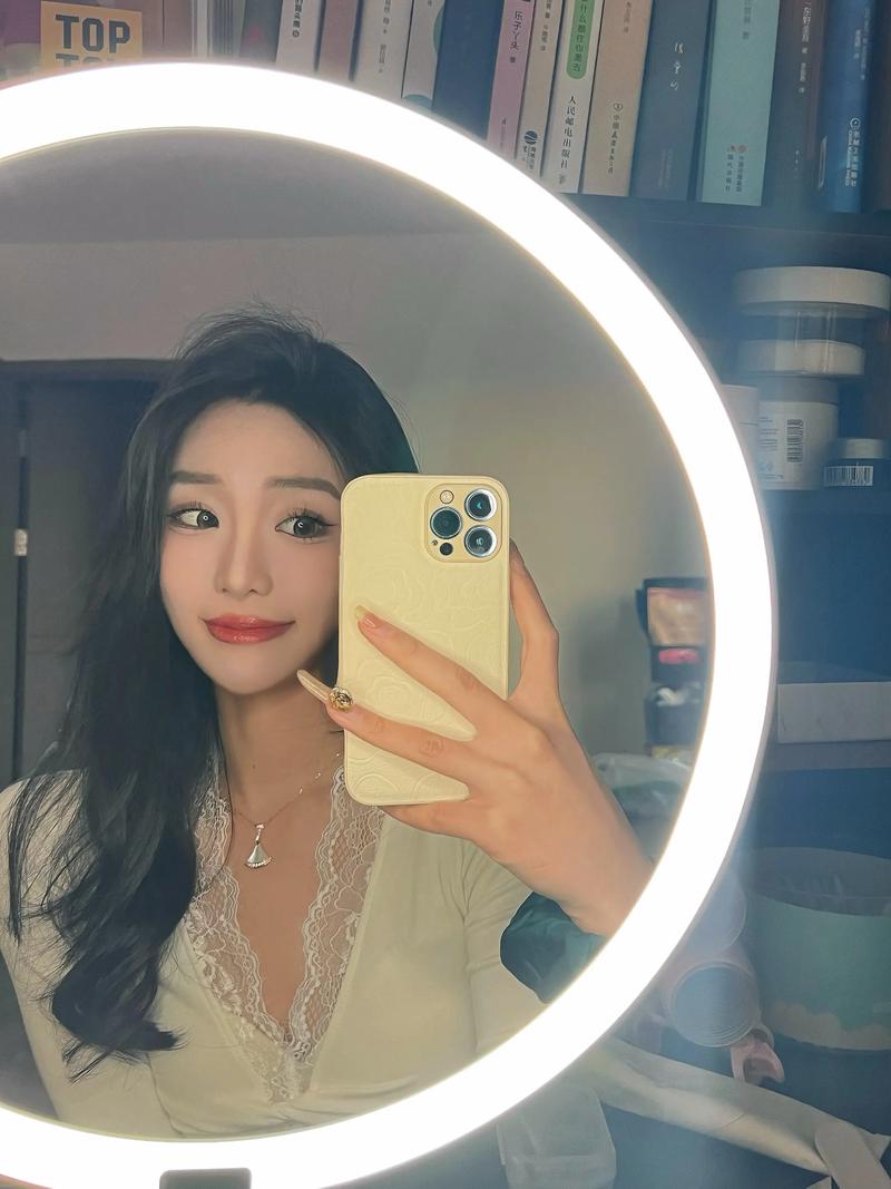 趴床上玩手机减肥姿势 趴床上玩手机减肥姿势